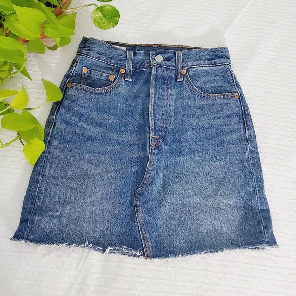 Rare LEVI's Classic Blue Ribcage V Yoke Frayed Skirt - Picture 4 of 16